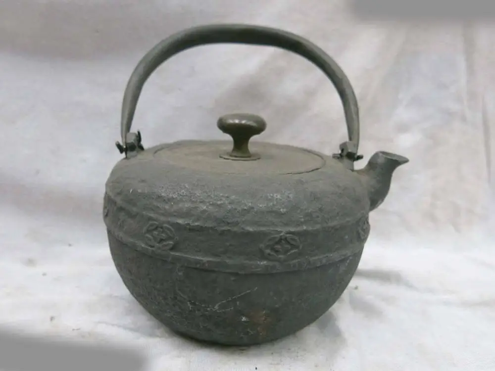 

China old iron carved equisite simple and unadorned teapot Sculpture Statue