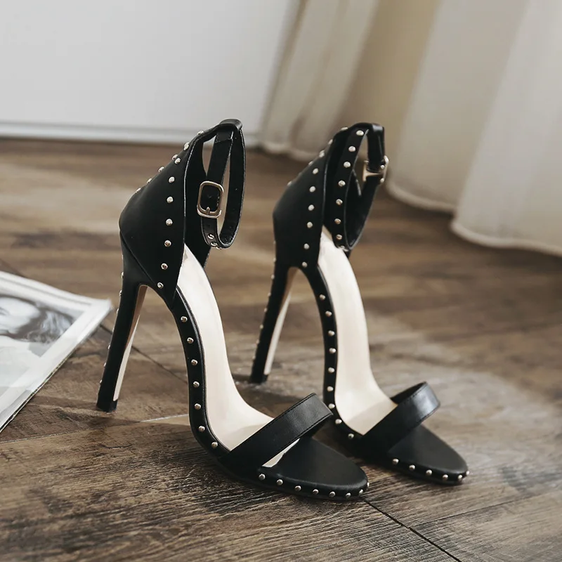 2019 أحذية نسائية المشاهير ارتداء أسلوب بسيط المسامير Strappy و مشبك الصنادل عالية الكعب أحذية امرأة الكعب العالي 35-42