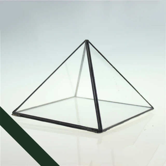 Pirámide (grande) de vidrio de efecto invernadero bajo cubierta abierta