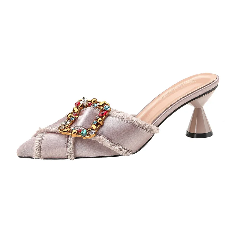 Новинка года; Европейская простая женская обувь на высоком каблуке с острым носком и стразами; модная обувь на шпильке; шлепанцы с камнями