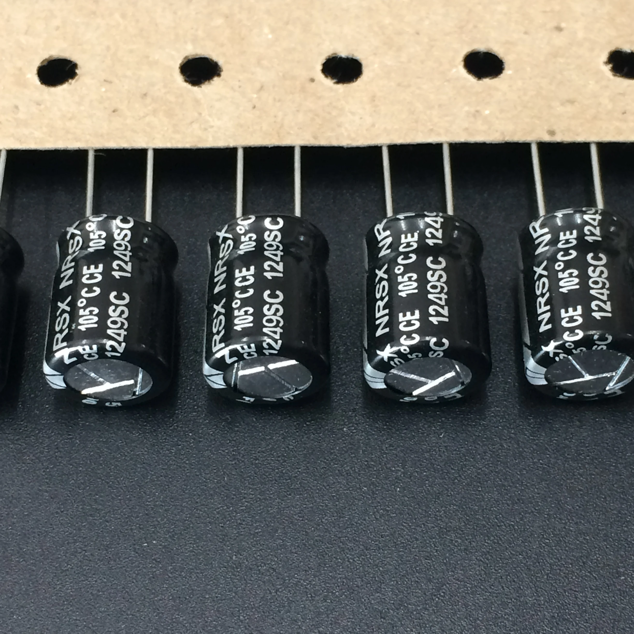 100 мкФ 50 в Япония NIC NRSX серия 10x12 5 мм очень низкое сопротивление 50V100uF алюминиевый