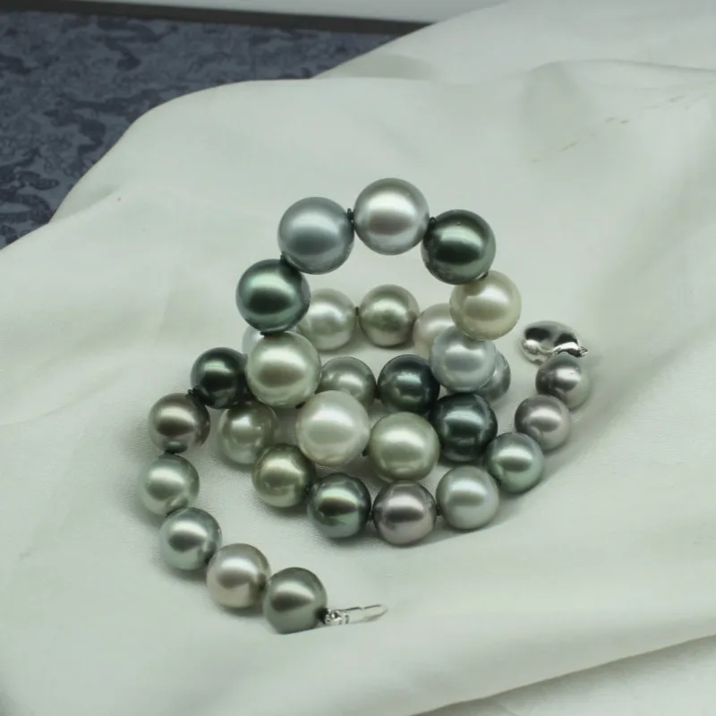 

Black Tahitian Pearls Necklace with 14K Gold Clasp
