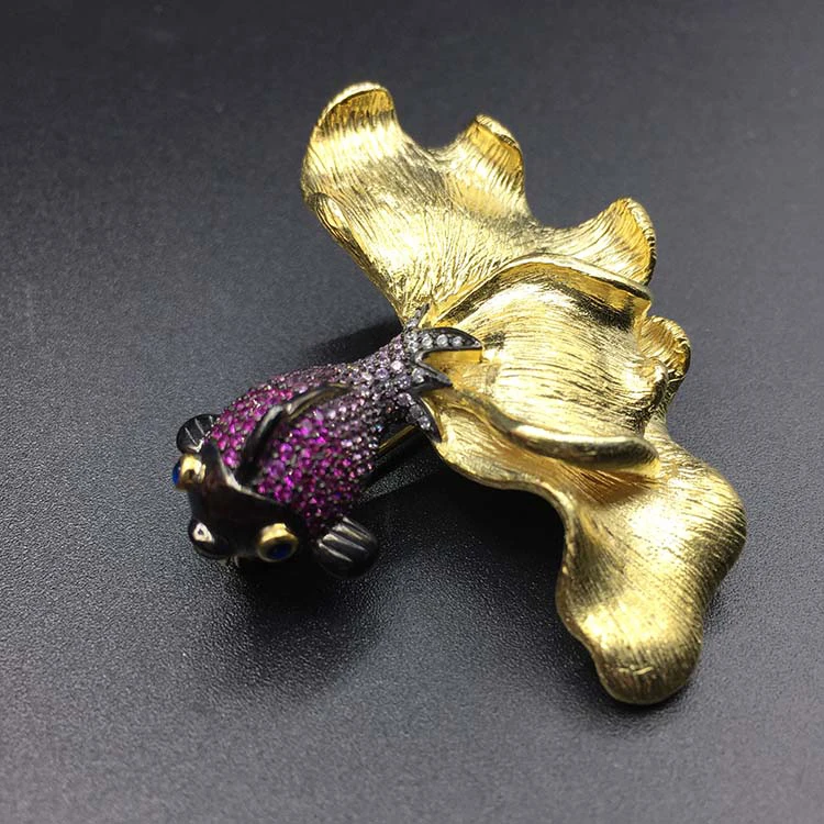 Qi xuan_брошь jewelry_S925 Посеребренная позолоченная Высокая красная каменная маленькая брошь «Золотая рыбка» элегантная атмосфера подарок для