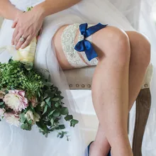 Свадебная подвязка со стразами и жемчугом на Белом Кружевном подвязке с бантом