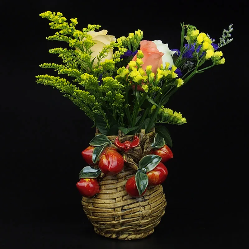 Folk Art Ceramic Porcelain Chinese Small Size Tabletop Vase with Peach