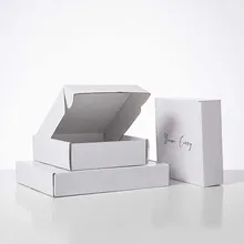 100 шт./лот Заказная белая гофрированная бумага Почтовая коробка Печатный один цвет логотип упаковка волос одежда для футболок коробка