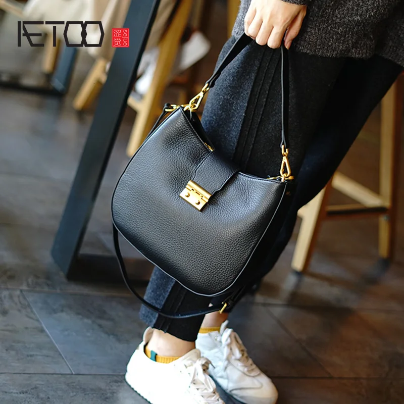 

AETOO Head-layer cowhide simple practical saddle bag, hand carry shoulder bag, leather bucket bag, large capacity crossbody bag