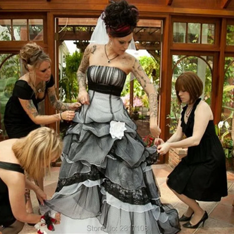 2017-BlackAnd-White-Lace-Gothic-A-Line-Wedding-Dresses-Plus-Size-Strapless-Tiers-Court-Train-Contry (1)