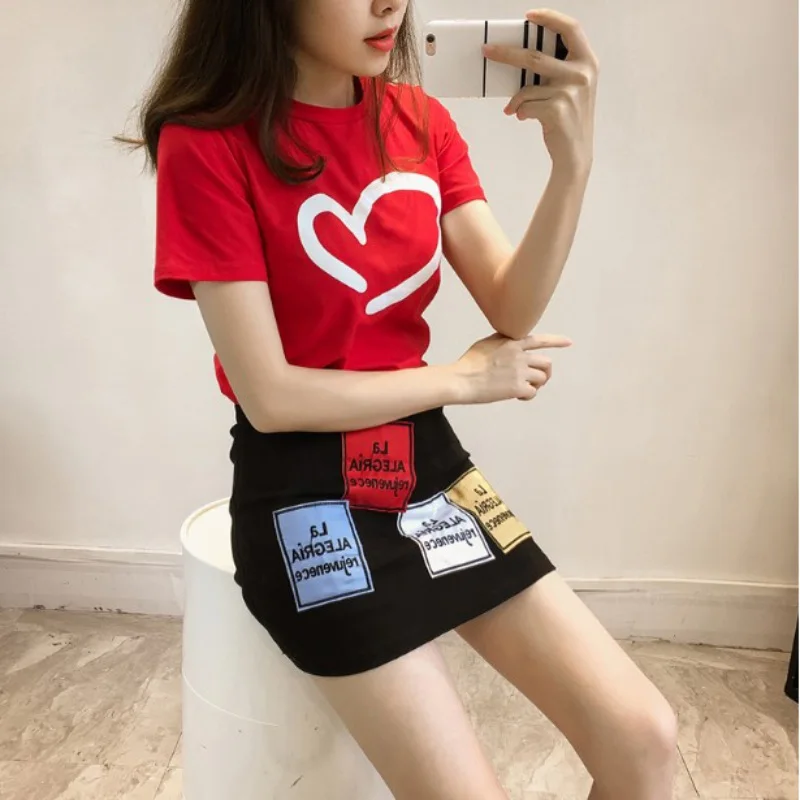 Комплект из двух предметов красный Для женщин топ и юбка комплект 2018 летняя футболка с принтом + аппликации юбка-трапеция Мини пляжный