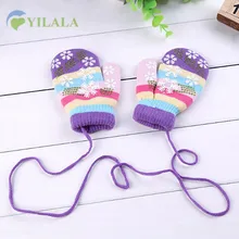 Зимняя перчатка для младенца со снежинками, теплые вязаные варежки для малышей, хлопковые полосатые детские перчатки, полосатые разноцветные перчатки, одежда для маленьких мальчиков