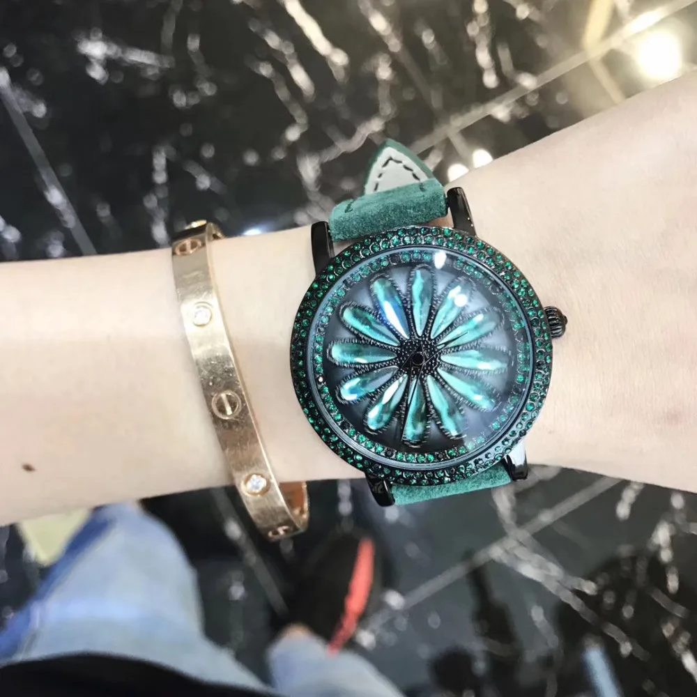 Новые подходящие Зеленые Черные часы для женщин Хрустальная Маргаритка вращающиеся часы на удачу вращающиеся наручные часы меховые часы с кожаным ремнем