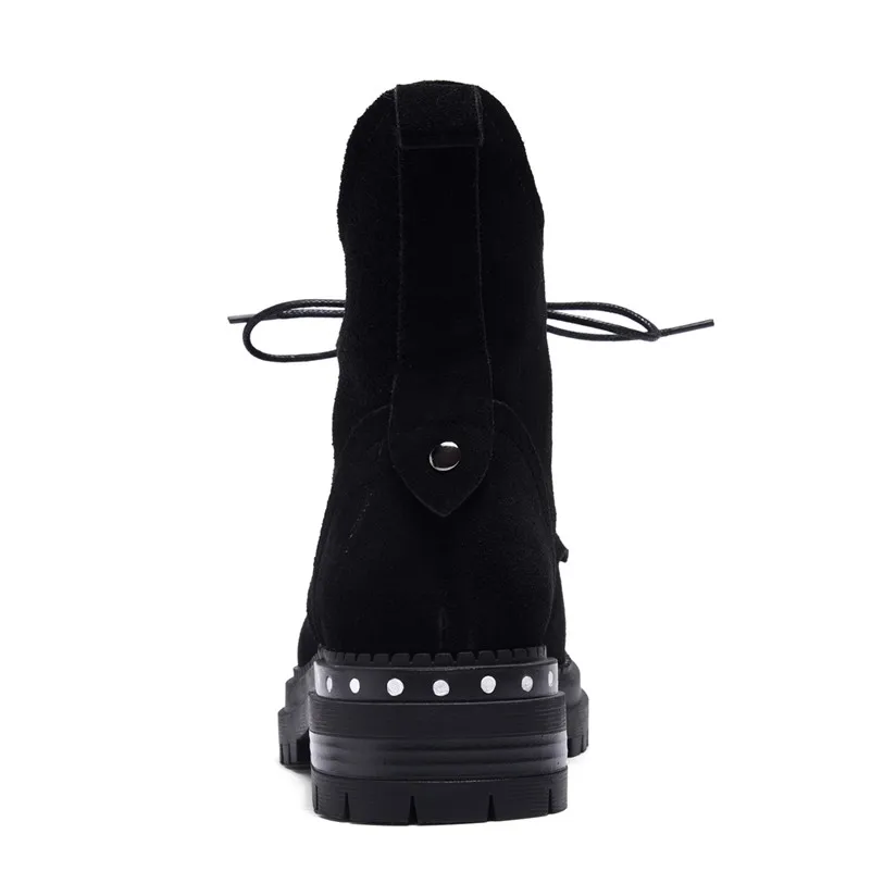 FEDONAS/черные женские ботильоны из коровьей замши в стиле панк; пикантная женская обувь на толстом каблуке со шнуровкой; Женские ботинки в байкерском стиле с заклепками высокого качества