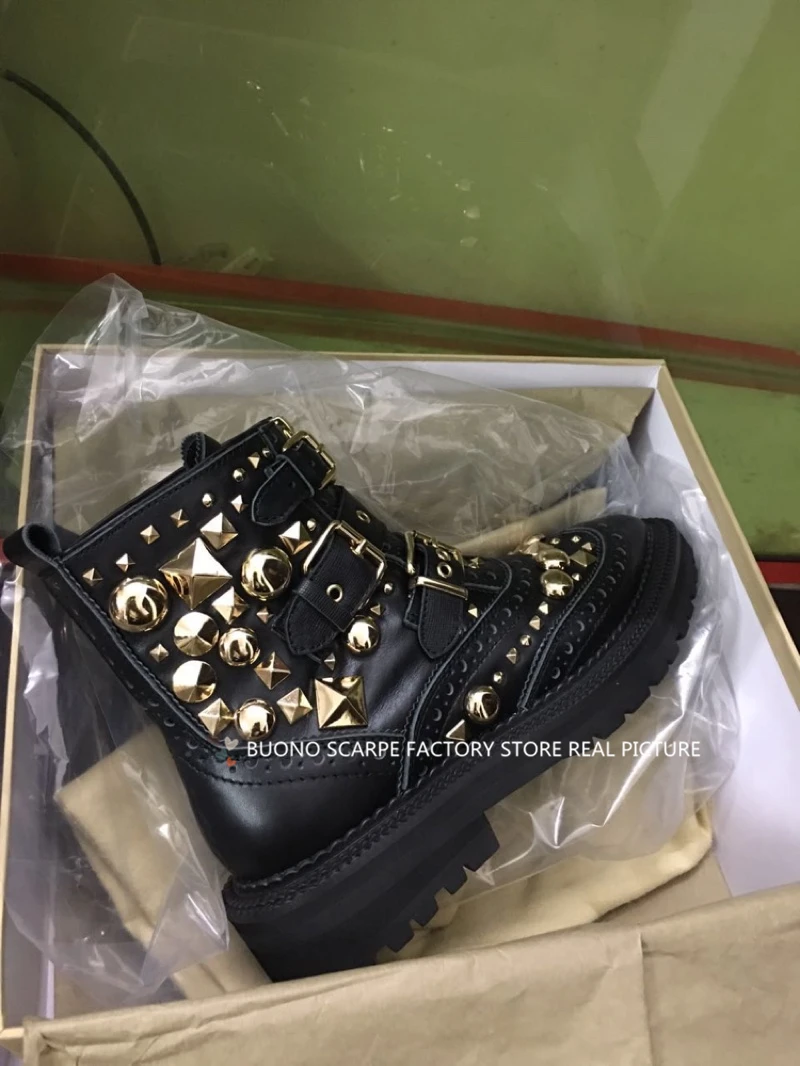 BuonoScarpe/Женские ботинки в стиле панк в британском стиле; Черные ботильоны в байкерском стиле с пряжкой и ремешком; botas; шикарные ботинки с золотыми металлическими заклепками и шипами