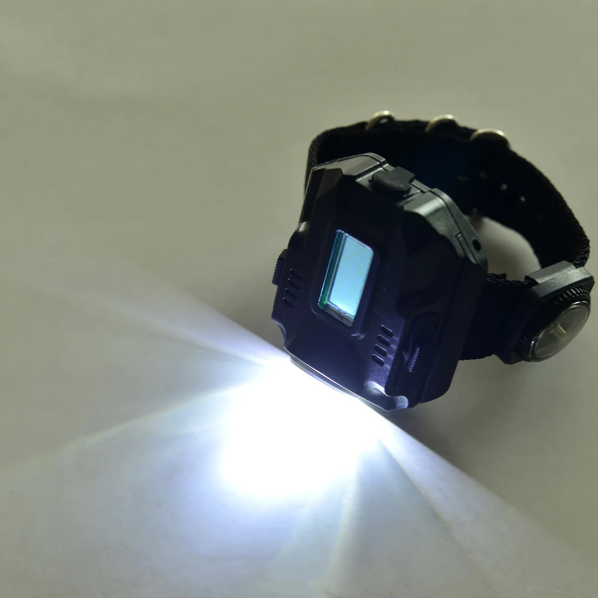 Часы вспышки света LED Watch Фонарик светодиодный wristlight аккумуляторная лампы фонарь водонепроницаемые наручные освещение факел Открытый