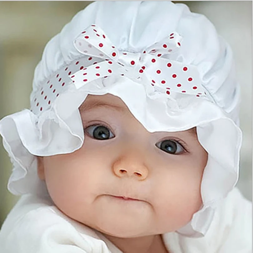 новорожденные в чепчиках. ребенок в чепчике. чепчик для новорожденного. ребенок в чепчике. крестильная шапочка для девочки.