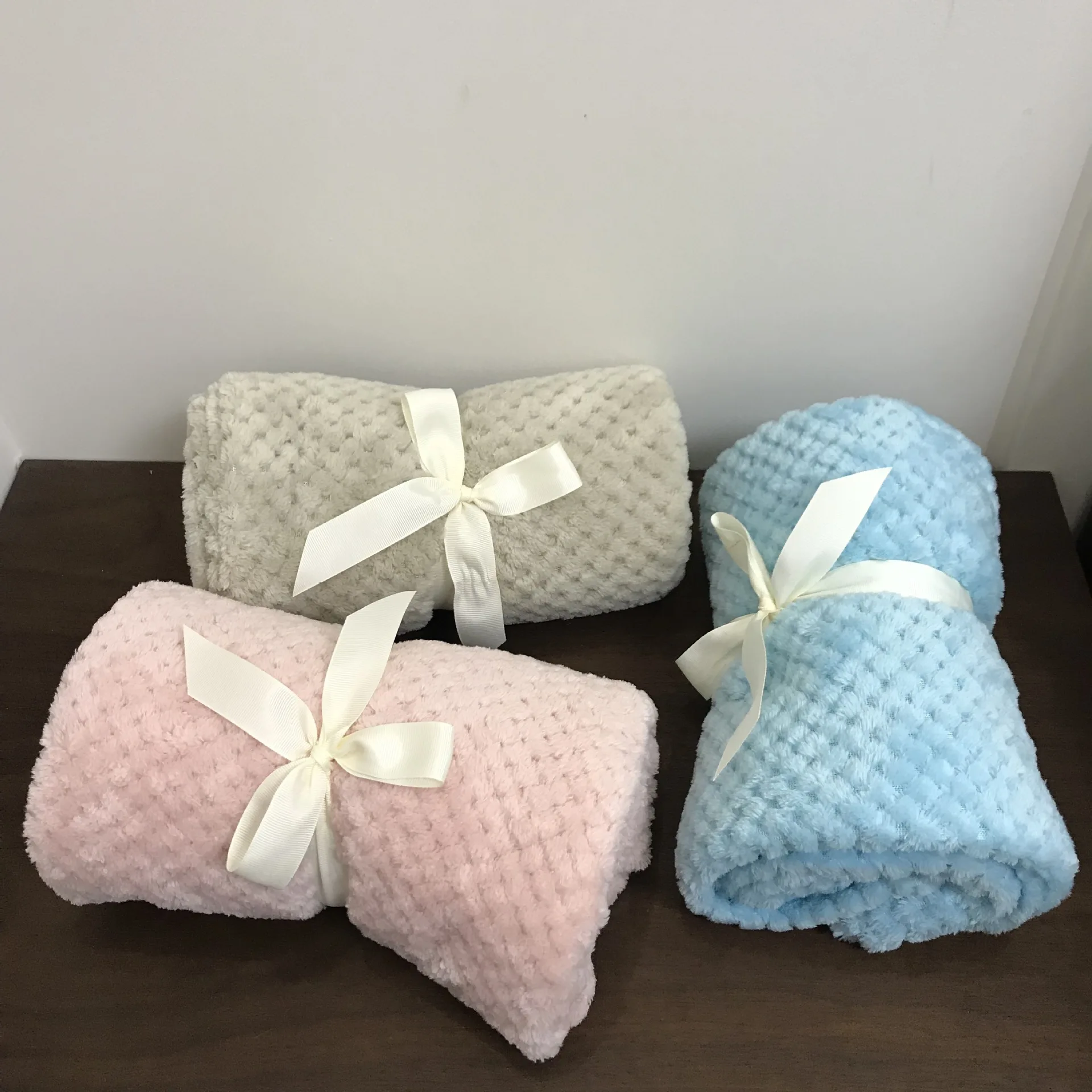 

Solid Color Baby Fannel Net Pineapple Plaid Blanket Flannel Sofa Casual Cover Blanket Baby Blanket