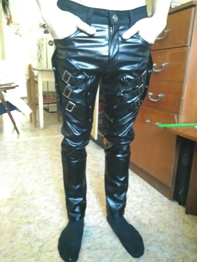 Новое поступление мужские в Корейском стиле готический панк мода искусственная кожаные брюки, мужские хип-хоп из искусственной кожи пряжки аппликация черные кожаные брюки A71001