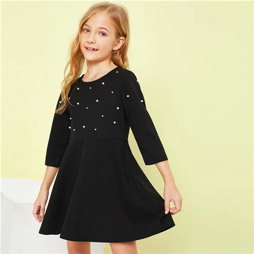 SHEIN Kiddie/черное однотонное Повседневное платье для девочек с жемчугом и бусинами; одежда для детей; коллекция года; сезон весна; модное ТРАПЕЦИЕВИДНОЕ милое короткое платье - Цвет: Черный