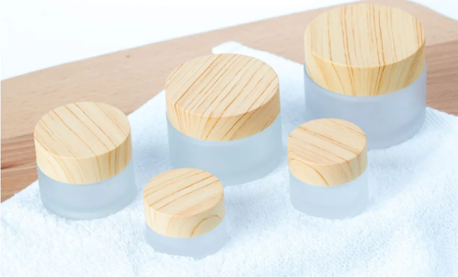 تصميم جديد 12x50g 30g 15g 10g 5g الصقيع الزجاج كريم جرة مع البلاستيك تقليد الخشب الأغطية 1/2 oz 1/3 oz 1 oz عبوات زجاجية