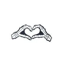 Ручная кость в форме сердца металлическая Глянцевая брошь 2 Pce/набор Белый значок со скелетом Pin креативный модный костюм рюкзак ювелирный подарок