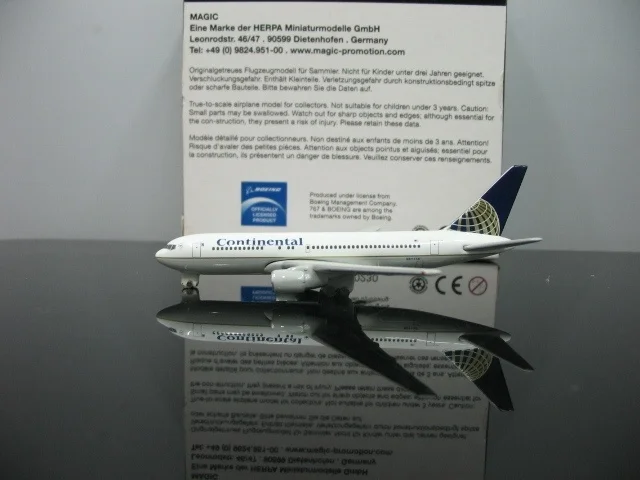 

1:600 Continental Airlines Boeing 767 - 200 Plane N67158 aircraft model