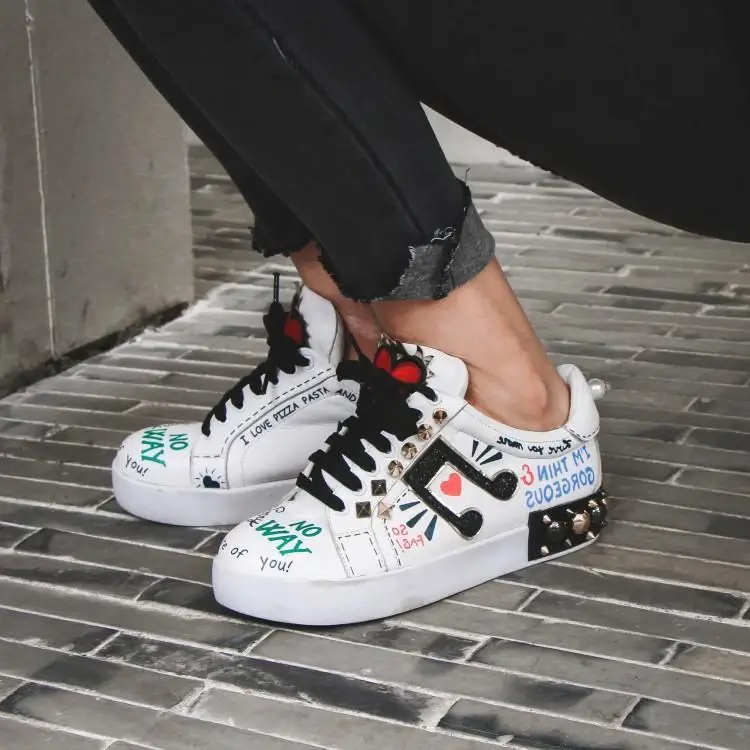 

Luxury Brand Designers Sneakers Women Printing Letter Graffiti Womens Trainers Shoes Low Toe Lace Up Zapatos Metallic Rivets