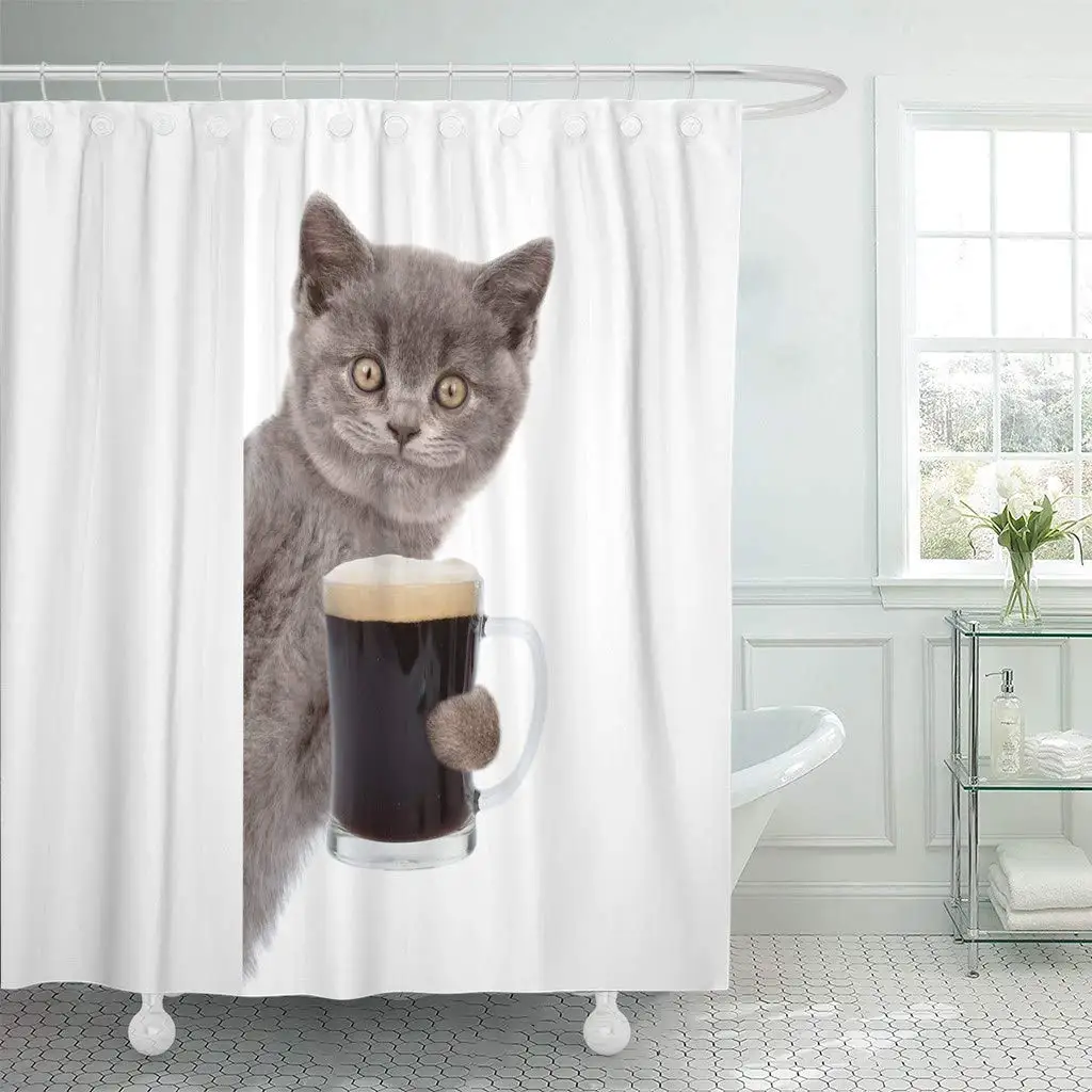 Забавный счастливый кот держа пиво выглядывая из-за Пустой доски белая улыбка животного над декором занавеска для душа s занавеска для ванной комнаты