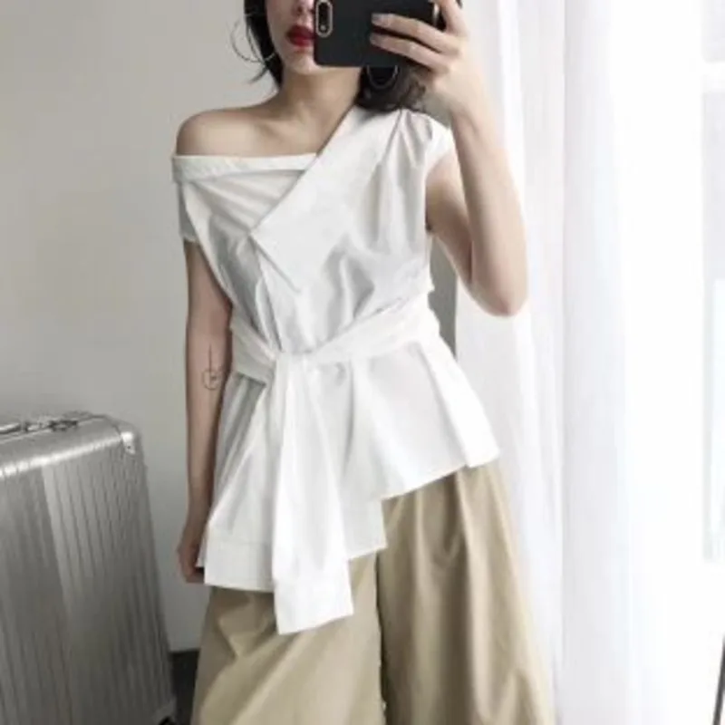

LANMREM 2019 New Fashion TOP Irregular Oblique Collar Sleeveless Bandage Waist Asymmetry White Shirt Female's Vestido J49500
