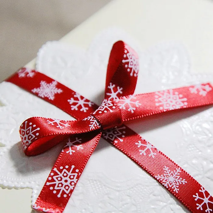 украшение на подарок из бумаги. украшение подарка. бант -брошь. как сделать украшение для подарка. украшения из упаковочной ленты.