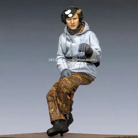 

1/35 resin figure soldier model armor gunner soldier double head GK white model hand to run military 194