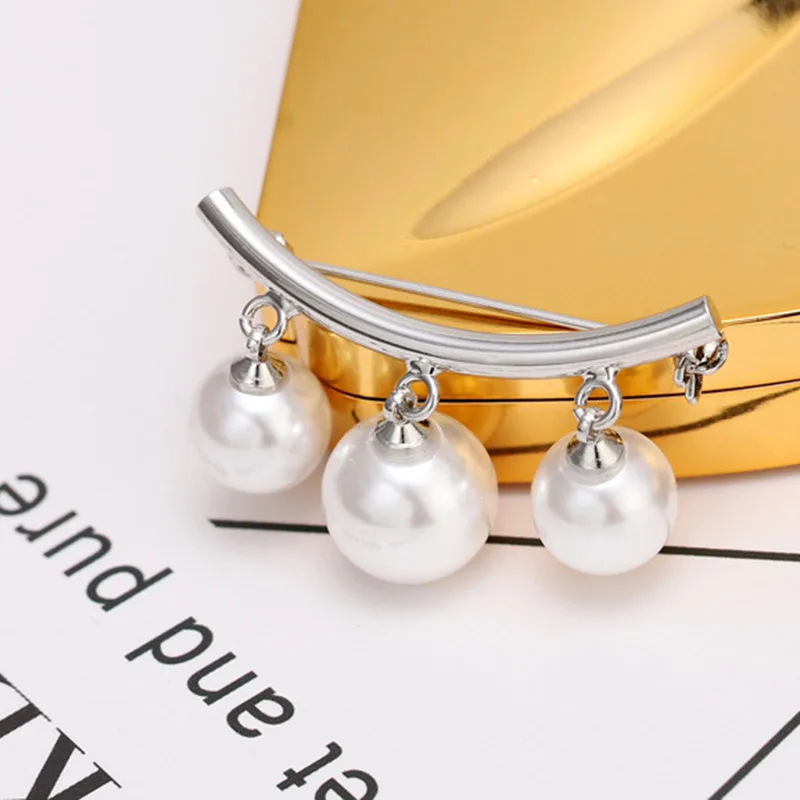 

Metal brooch women's jacket pin cardigan simple curved hanging pearl brooch women's cardigan anti-light buckle pin wild