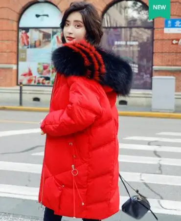 Новые модные зимние Для женщин пуховик 90% Белое пуховое пальто большой натуральный мех енота с капюшоном теплая длинная парка - Цвет: Красный