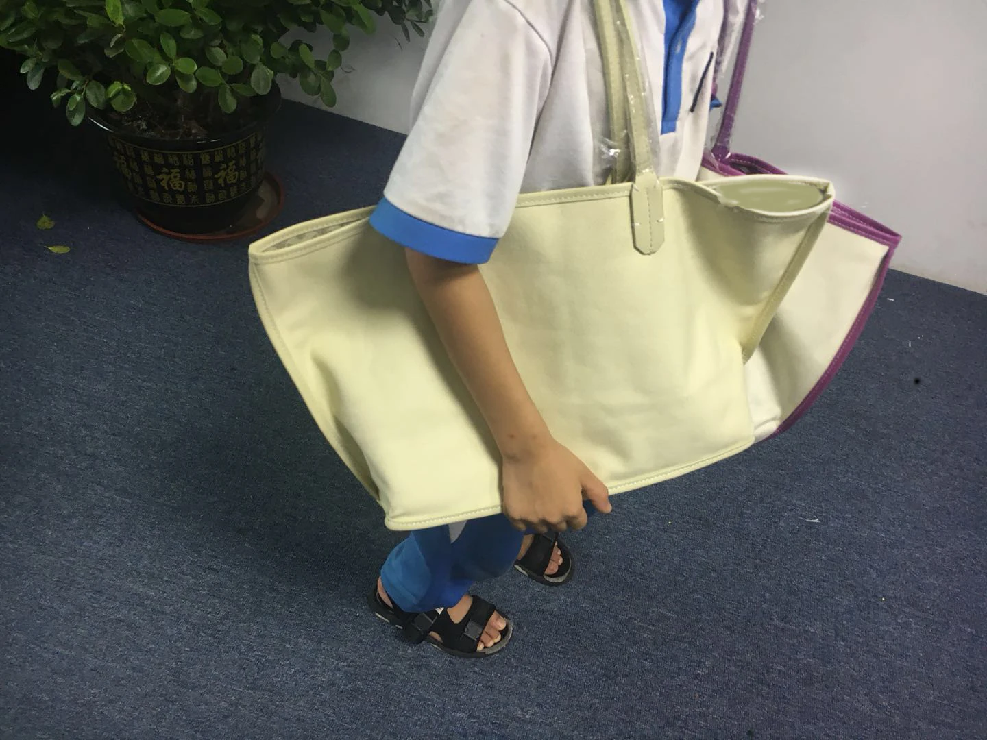  Brand designer of high-quality leather large-capacity shopping bags to create handbags in 2019AAAA