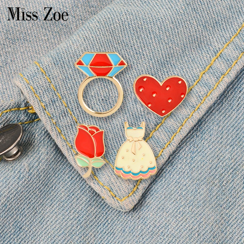 

Sweet Wedding Enamel Pins Rose Heart Dress Ringshaped Brooches Custom Badge for Bag Hat Clothes Lapel pin Collar Jewelry Gift