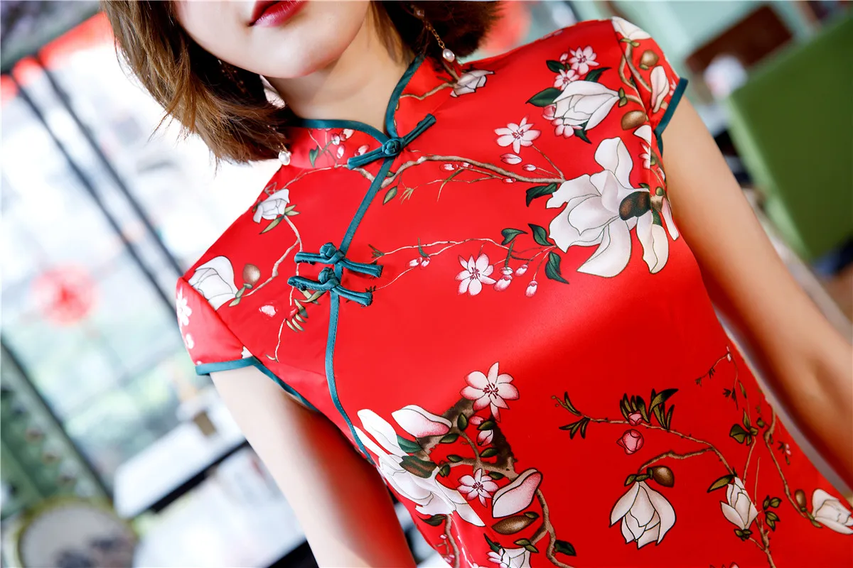 Шанхай история красный китайский cheongsam платье длиной до колена, белый цветок печати Qipao платье для женщин