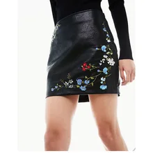 Новые летние кожаные мини черная юбка Для женщин мода цветок Вышивка боковой молнией Короткие натуральный прямая юбка w880807