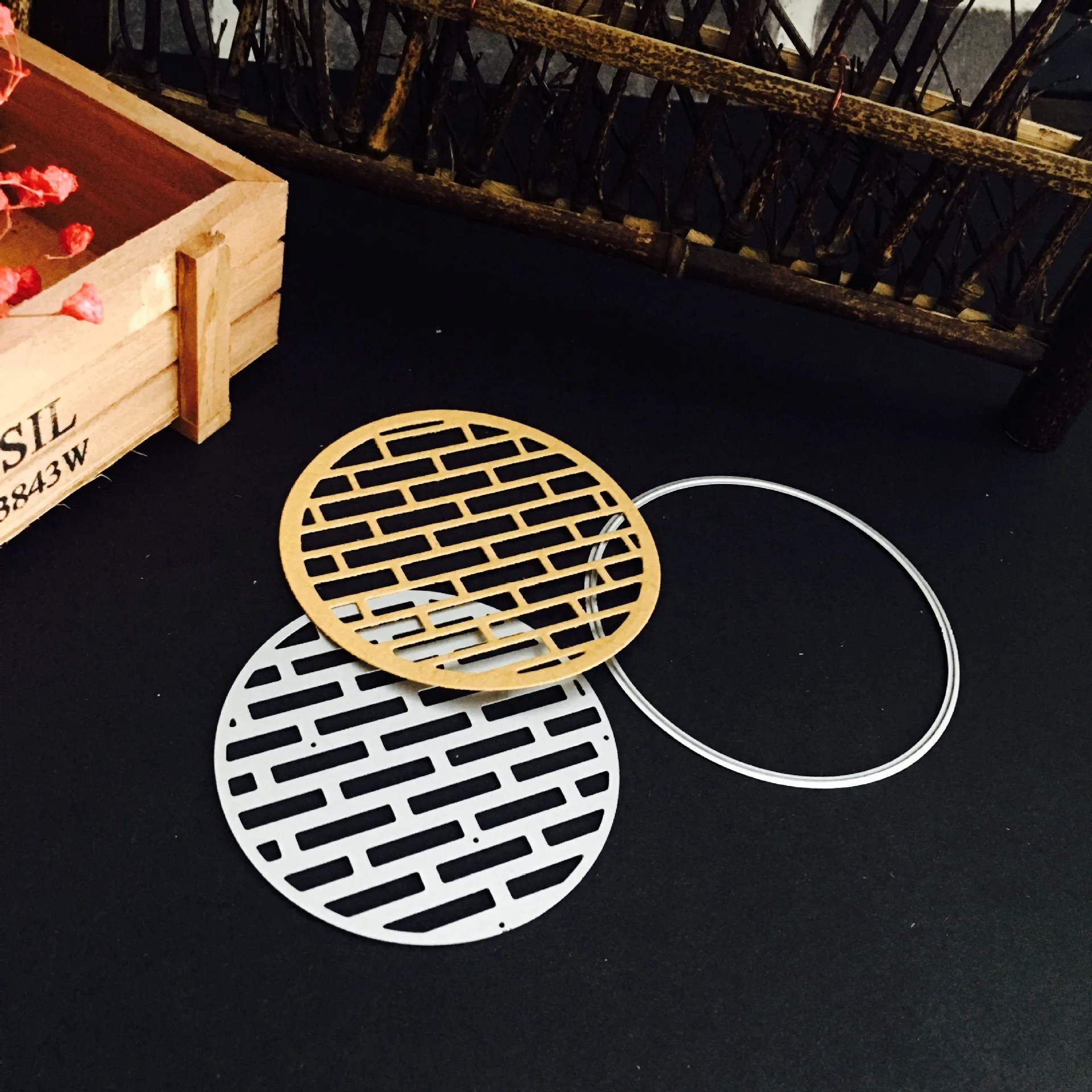 

Circle Brick Wall Hollow Metal Cutting Dies Stencils for DIY Scrapbooking Photo Album Decorative Embossing Paper Card