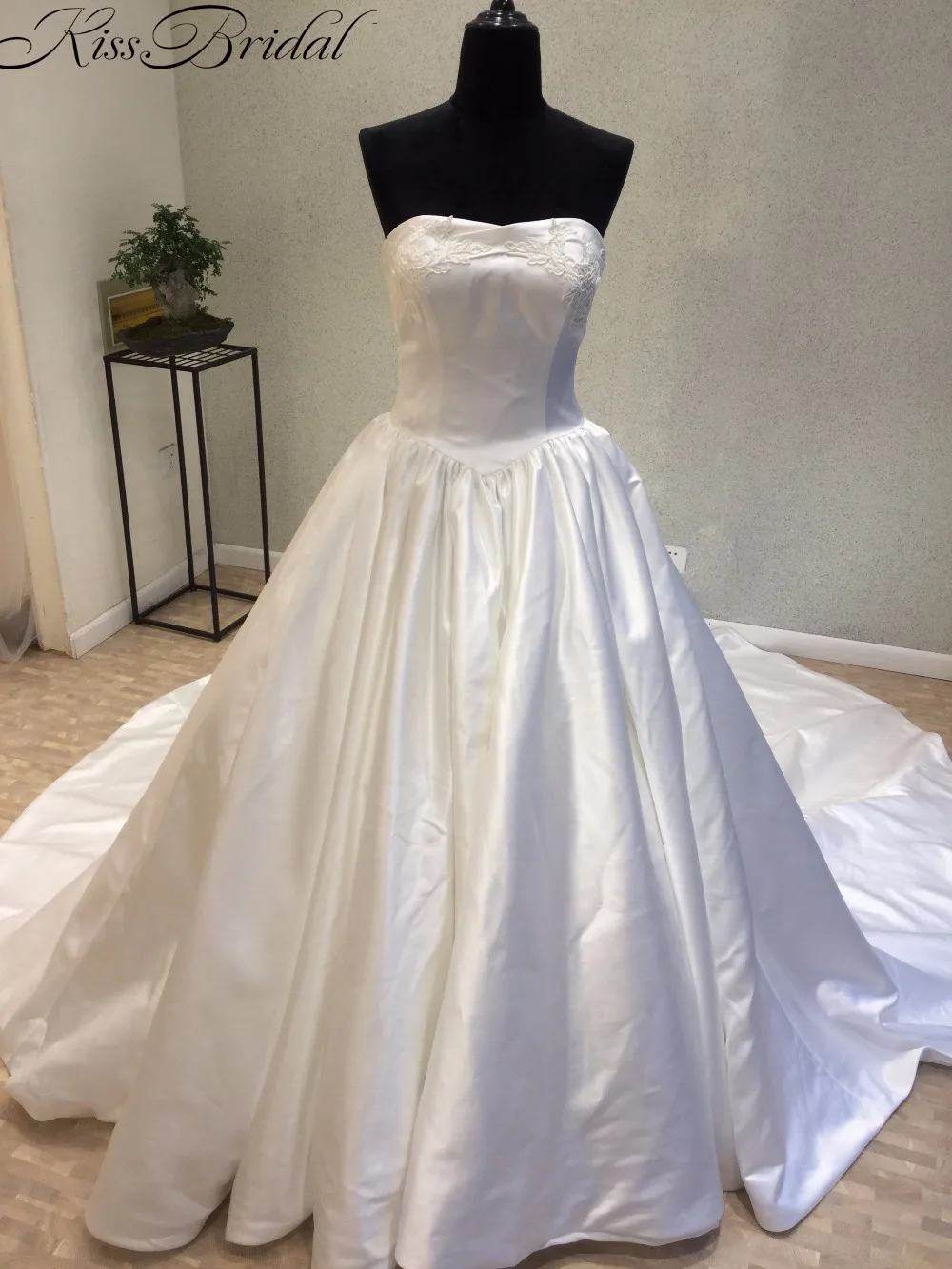 

Simple Elegant A-line Wedding Dress 2020 Strapless Statin Bride Dresses Corset Back Chapel Train vestidos de noiva
