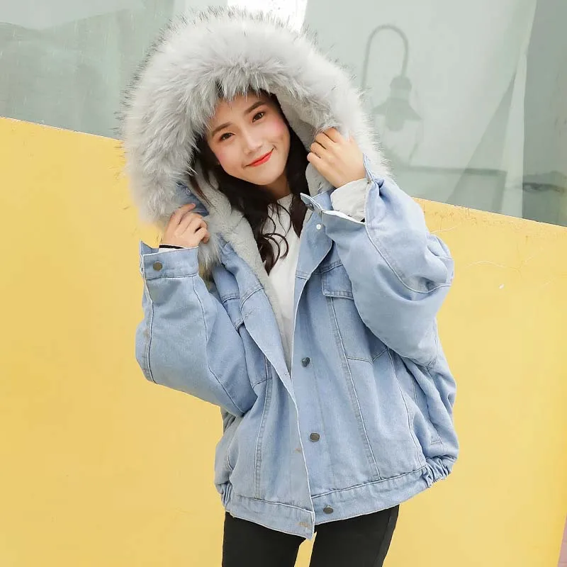 Женская джинсовая куртка с капюшоном однотонная теплая бомбер на весну и осень