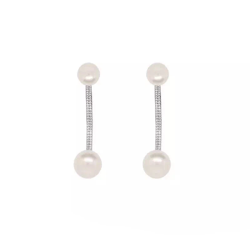 

Local focal pearl Drop Earrings