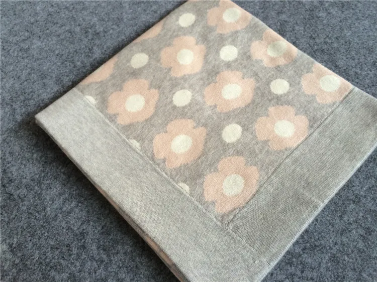 85 * 85CM Silk Cotton Blended Baby Blanket Exquisite Flower Pattern Baby Wrap Blanket Trolley Blanket Cover Blanket