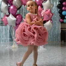 По колено Румяна розового цвета для маленьких девочек Пышное Платье бальный наряд с цветочным рисунком платья с жемчужинами вырезом для конкурсов красоты для маленьких 1 год День рождения бальное платье