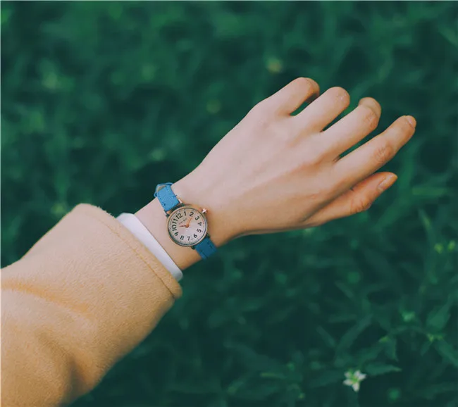 

Couple watches a pair of Korean version of the trend of students simple men and women on the table with a quartz watch fashion m