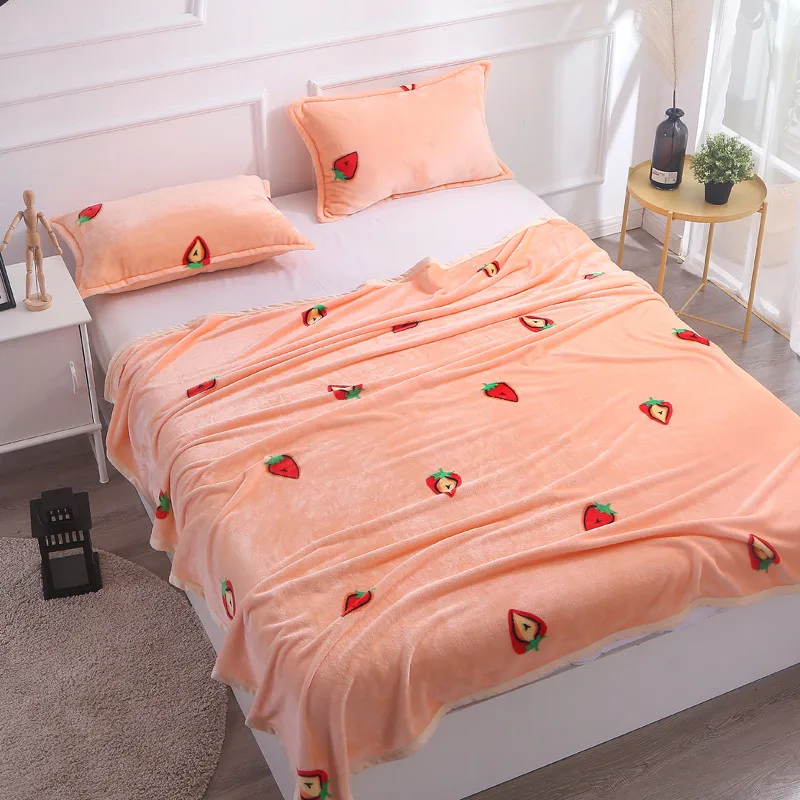 

Simple And Generous Small Strawberry Print Polyester Fiber Blanket Comfortable And Soft Home Bedding Blanket