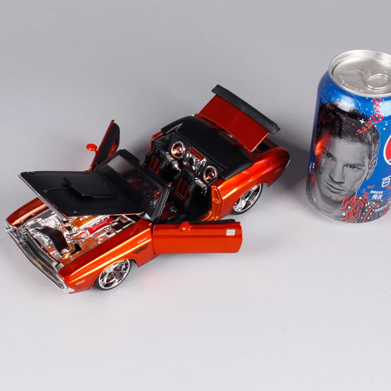 Модель автомобиля Maisto 1:24 1970 Dodge Challenger R/T литая под давлением новая игрушка в