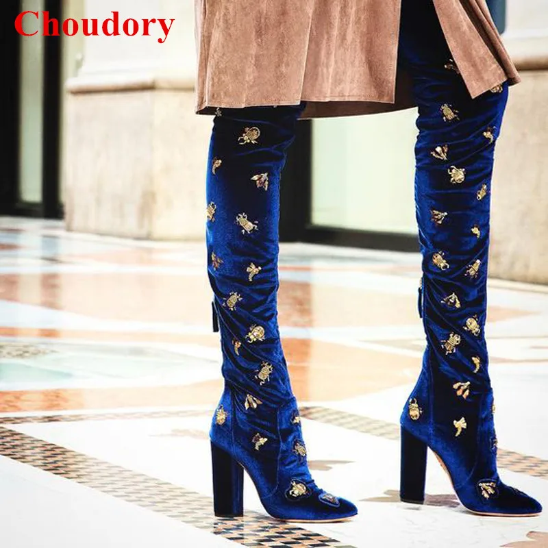 Синие ботфорты зара. Синие замшевые сапоги. Синие ботфорты. Синие сапоги. Синие замшевые сапоги на каблуке.