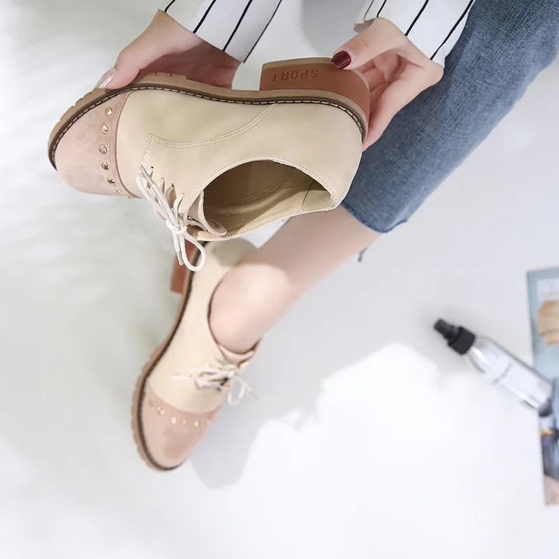Маленькие кожаные туфли в стиле пэчворк с заклепками; обувь в стиле Дерби на низком каблуке для студенток; женская обувь на плоской платформе; Брендовая обувь с перфорацией типа «броги»