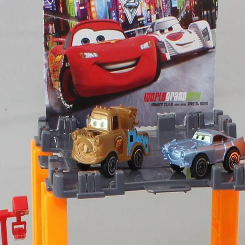 Цена Автомобиль disney Pixar машина с 3 дорожками парковка Молния Маккуин пластиковая литая игрушка модель автомобиля детский день рождения Рождеств...
