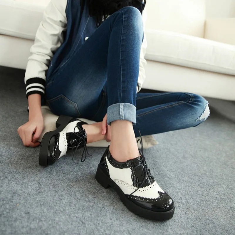 New Fashion Round Toe Lace Up Women Oxfords Vintage Carved Brogue