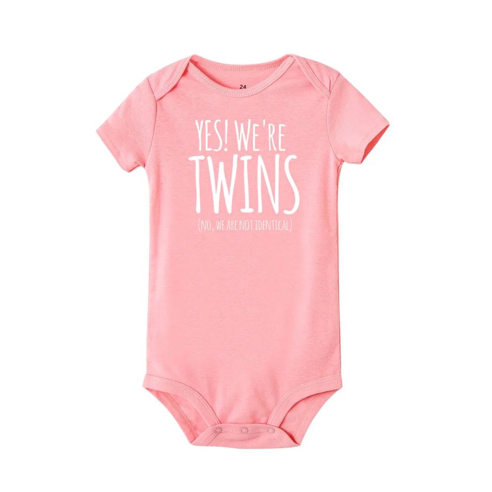 Yes We Are Twins Newborn Twins Одежда для маленьких мальчиков и девочек белая буква принт комбинезон игровой костюм с коротким рукавом - Цвет: R980-SRPPK-